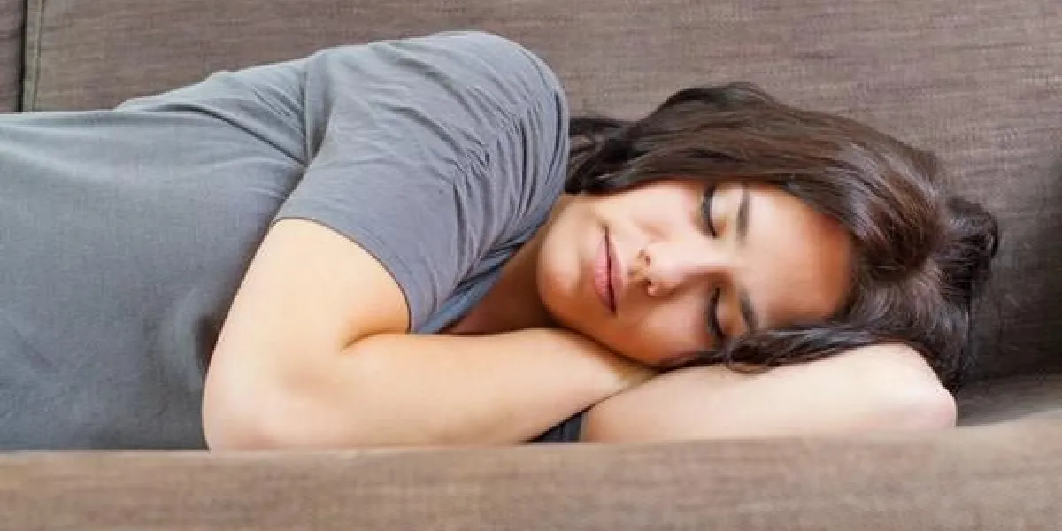 portrait d'une jeune femme allongée sur un canapé