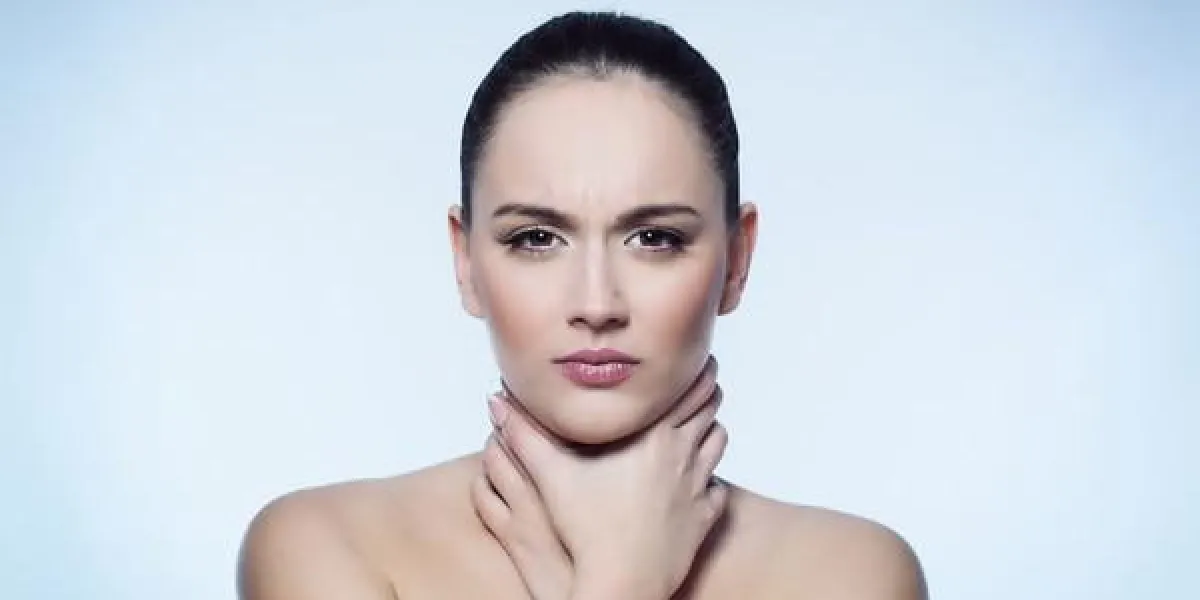 mal de gorge d'une femme qui touche le cou