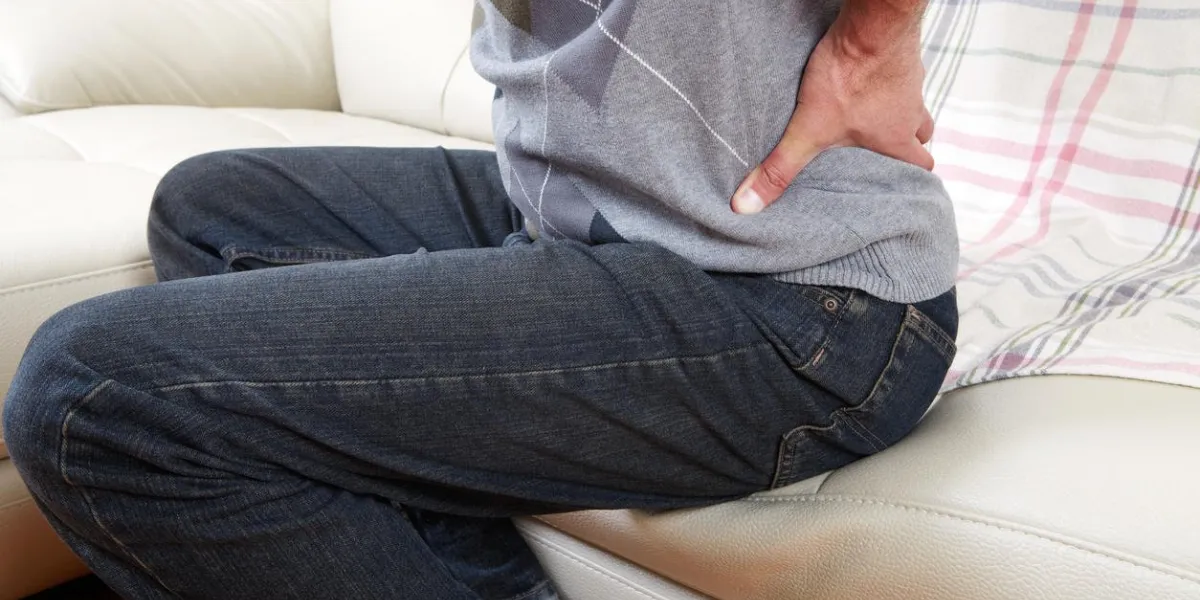 malheureux homme souffrant de mal de dos à la maison