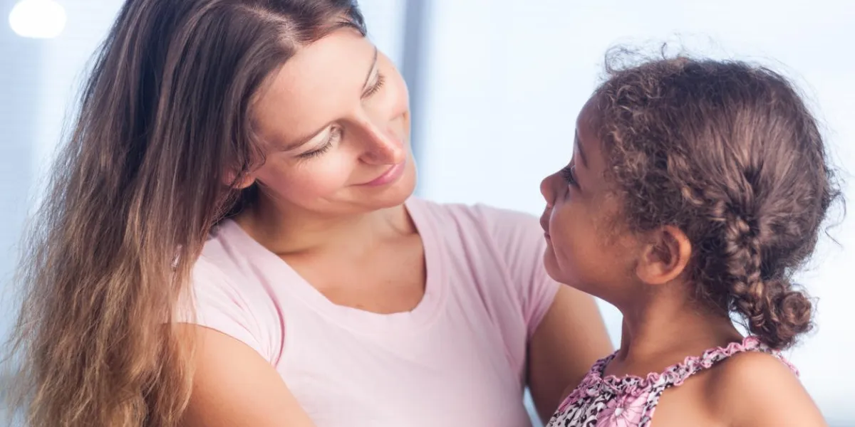mère aimante en regardant sa fille