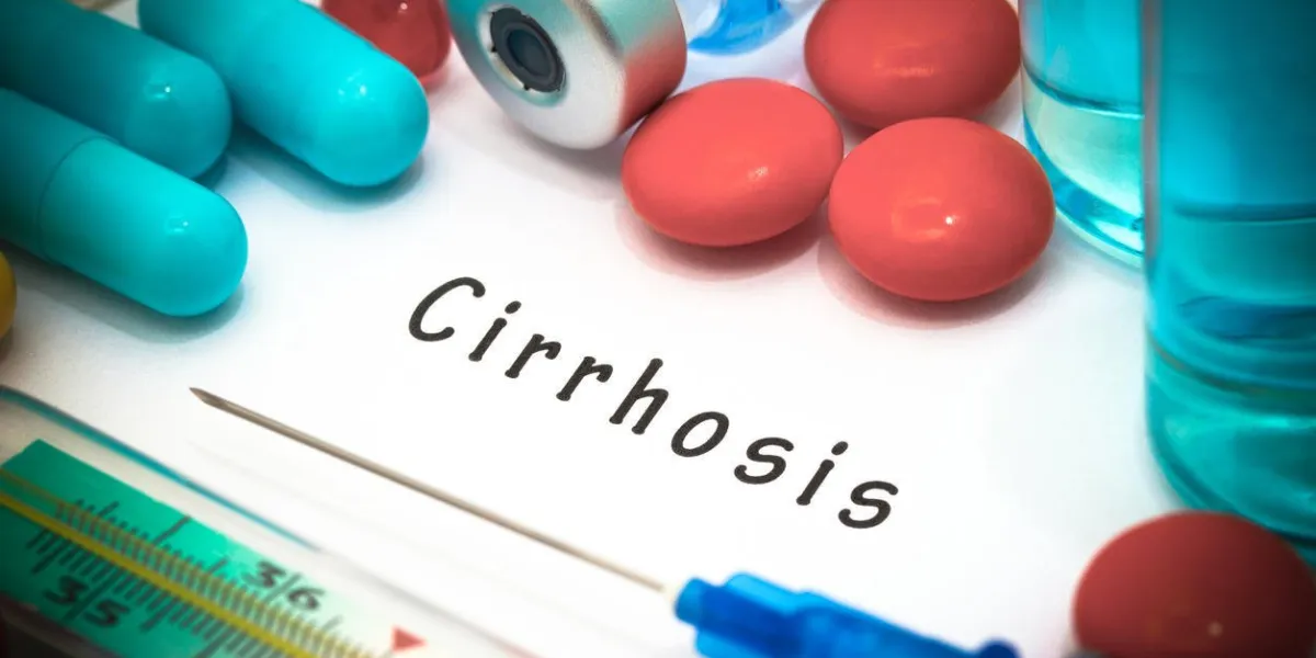 cirrhose - diagnostic écrit sur une seringue de papier blanc et un vaccin avec des médicaments