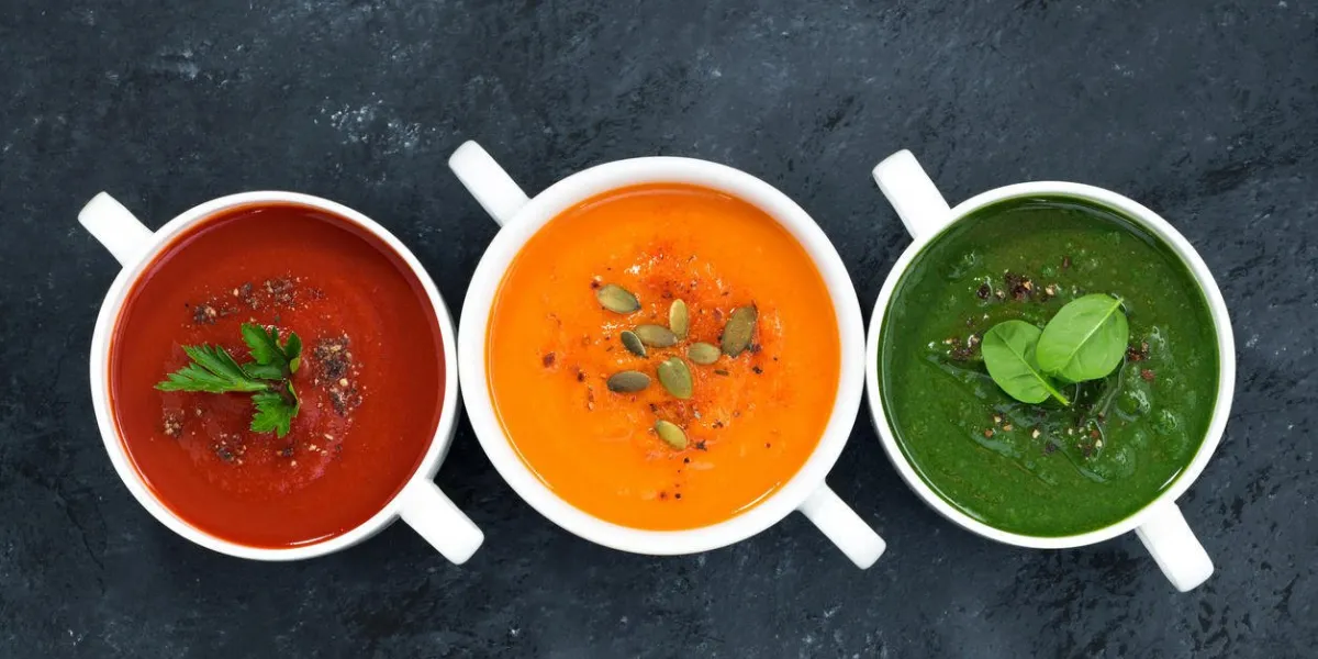 assortiment de soupe de légumes frais sur un fond sombre, vue de dessus