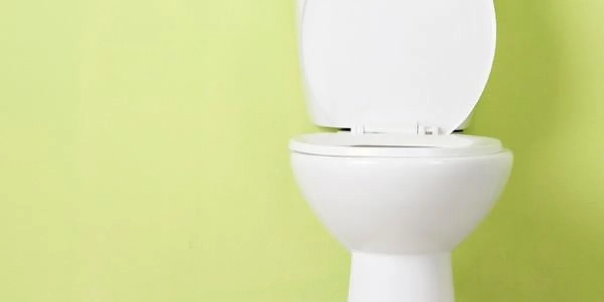 cuvette blanche dans une salle de bain