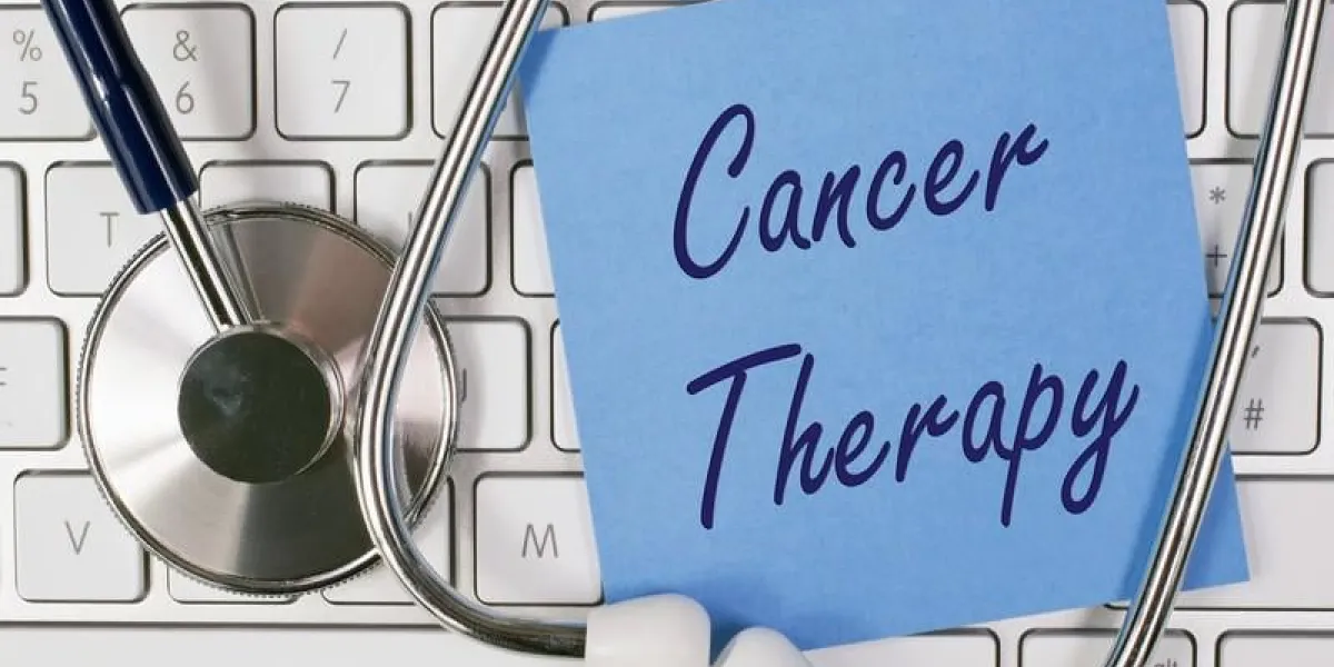 thérapie du cancer - papier bleu sur clavier d'ordinateur avec stéthoscope