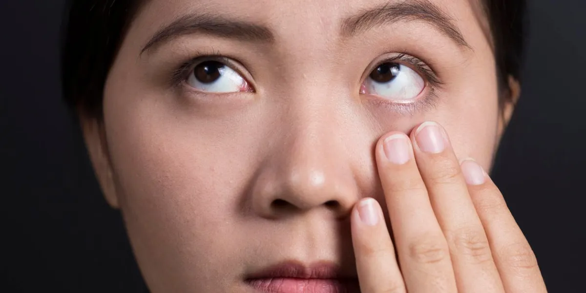 woman has a pain in eye