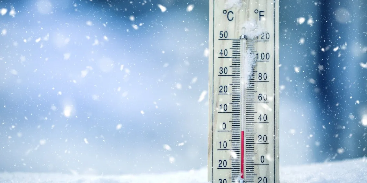 thermometer on snow shows low temperatures - zero low temperatures in degrees celsius and fahrenheit cold winter weather - zero celsius thirty two farenheit