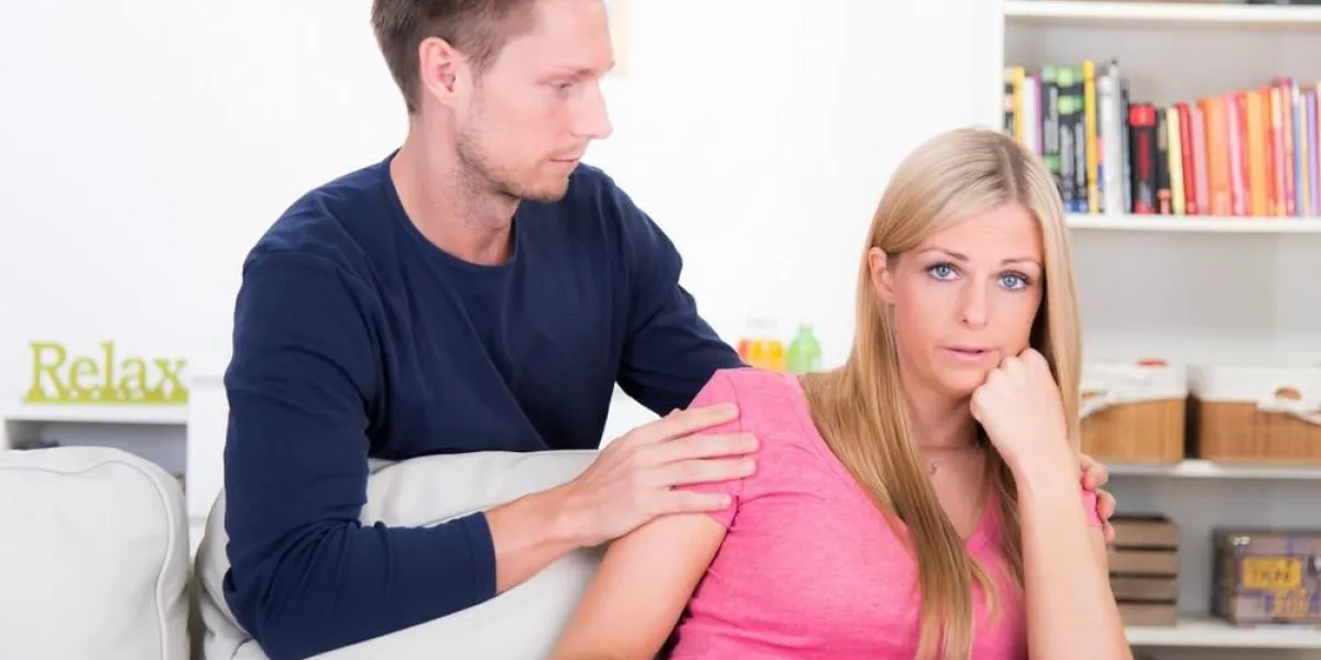 l'homme réconforte sa femme