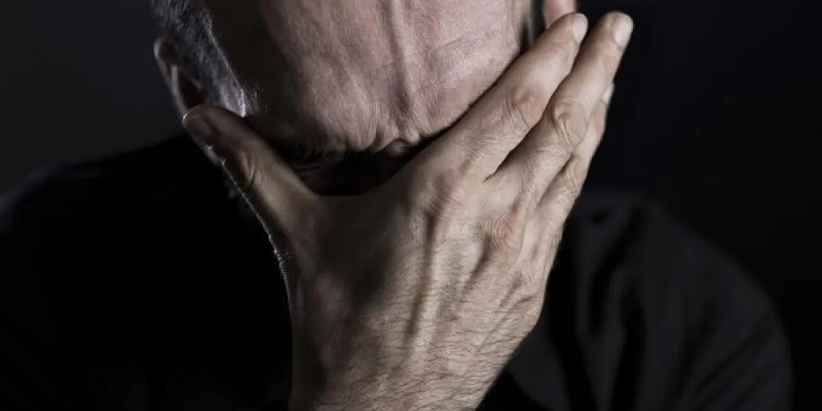 gros plan, de, misérable, homme, enterrer, figure, hans, regarder, désespéré, isolé, sur, arrière-plan noir