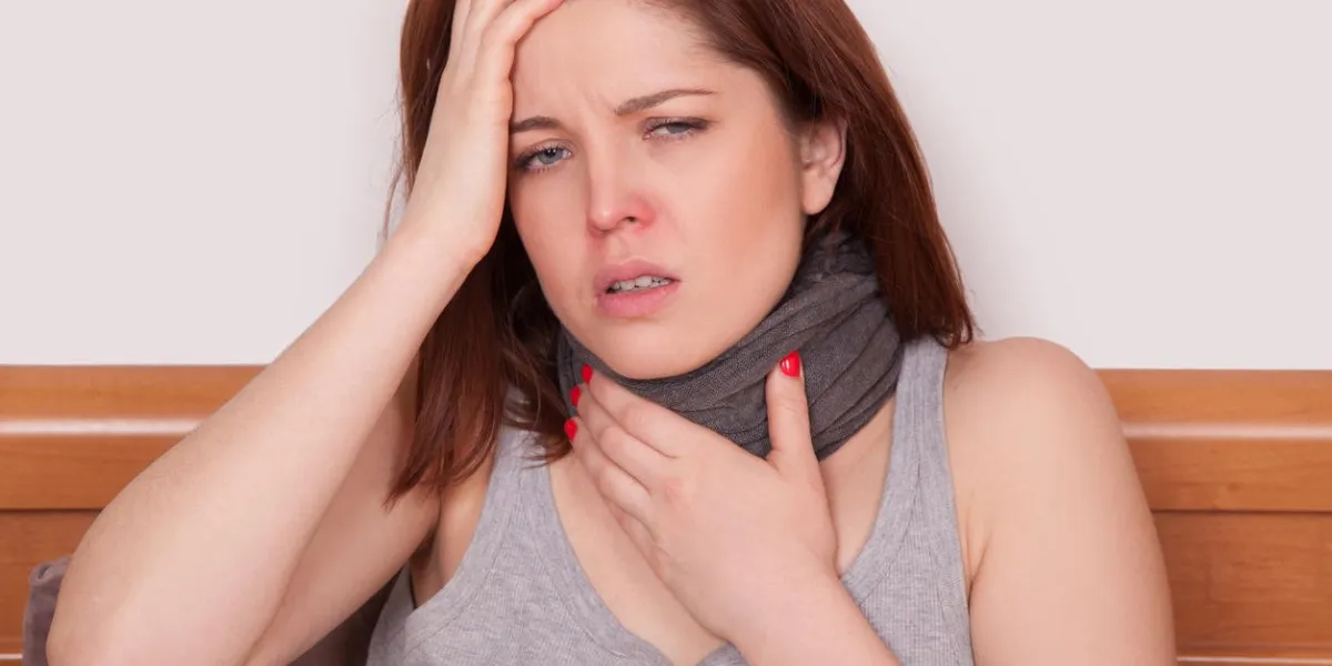 femme malade avec terrible mal de gorge gros plan image de jeune femme au nez rouge dans le lit avec une écharpe épaisse et de toucher son cou et la tête de douleur