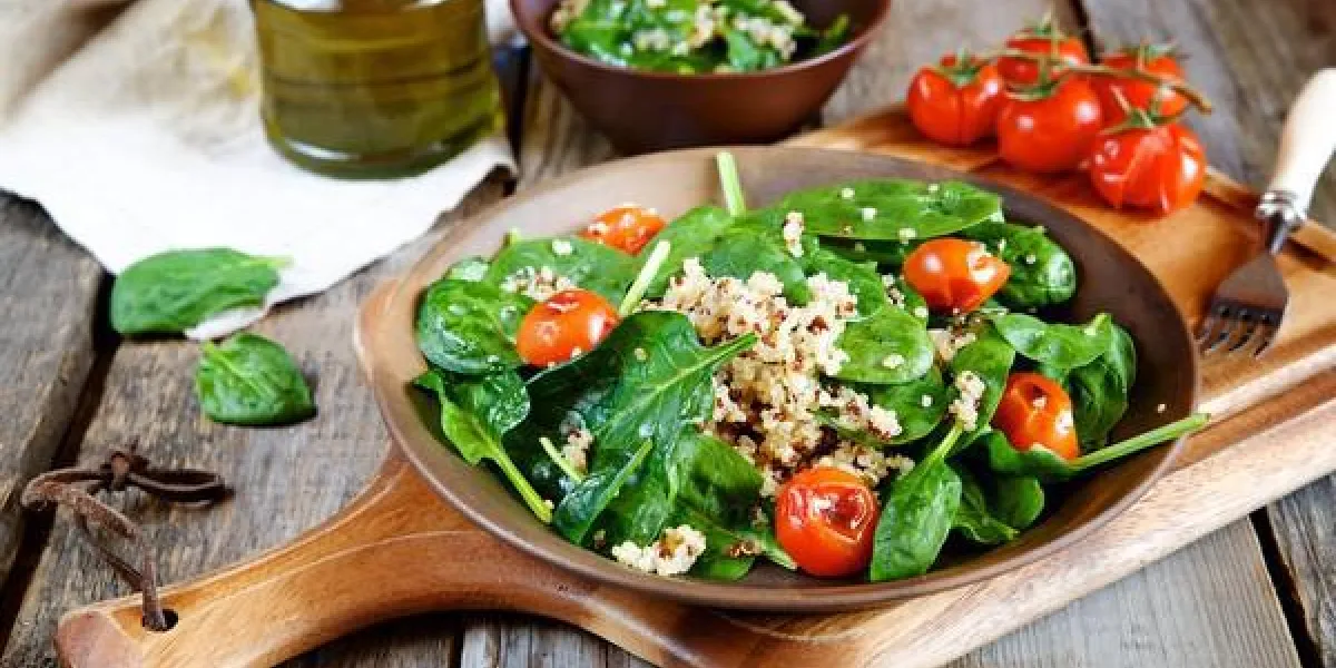 salade d'épinards frais au quinoa et tomates rôties