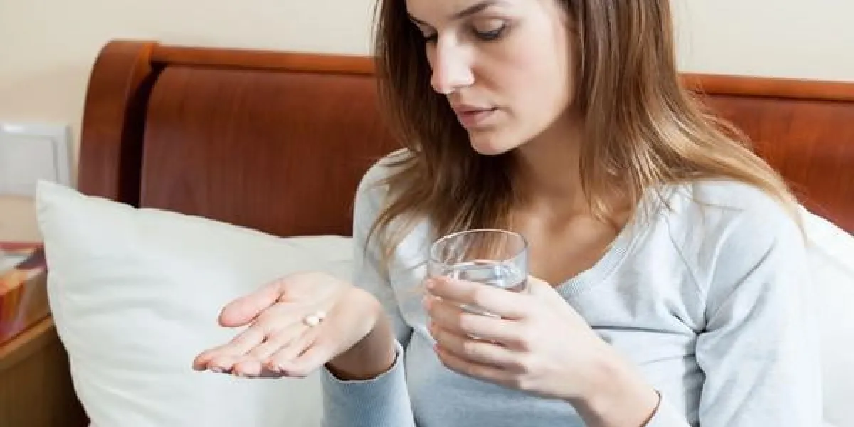 vue horizontale de prendre des pilules pour la grippe