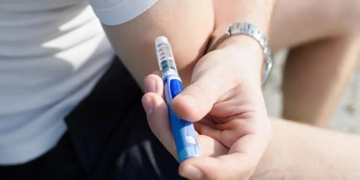 jeune homme a une injection d'insuline