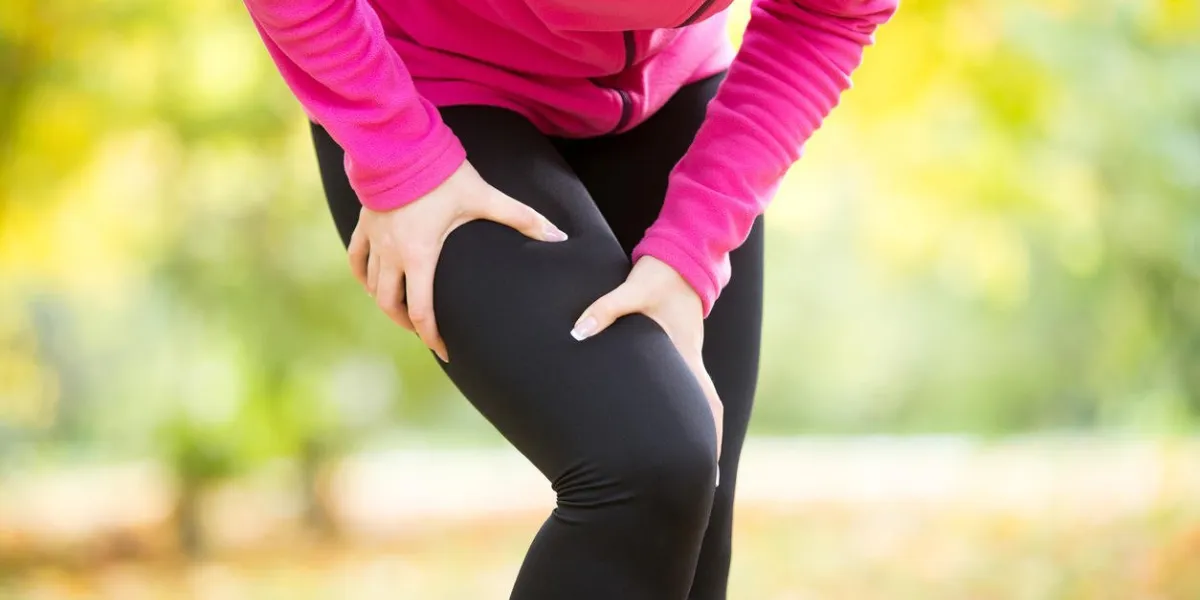 mains attrapant une hanche, pose de mal, photo de concept de situation de blessure de sport