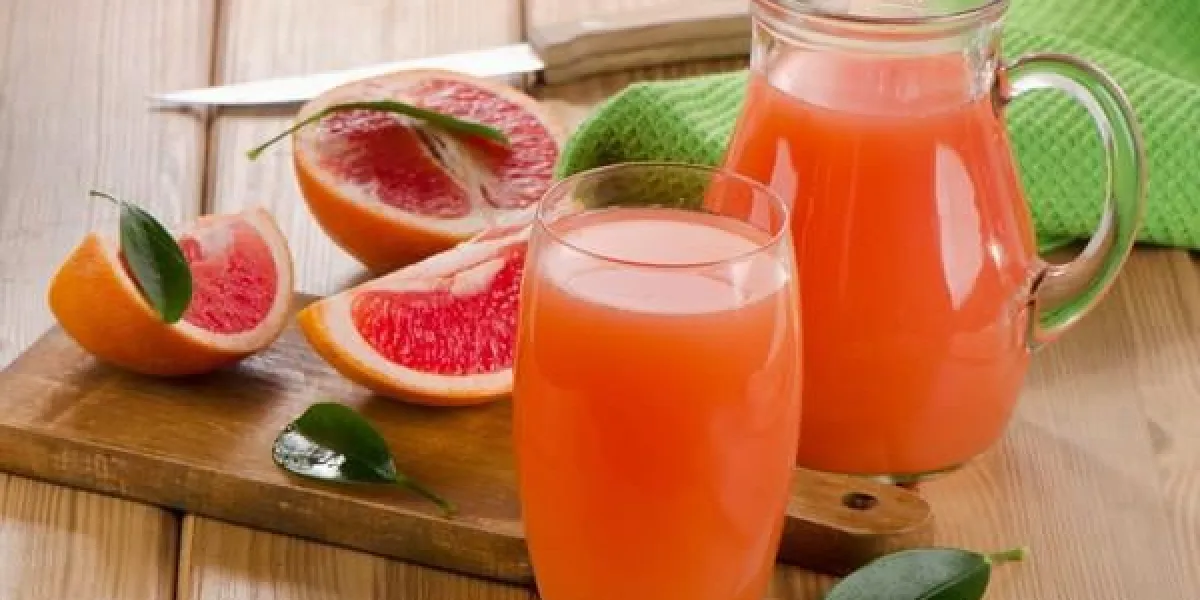 jus de pamplemousse et de pamplemousses sur une table en bois mise au point sélective