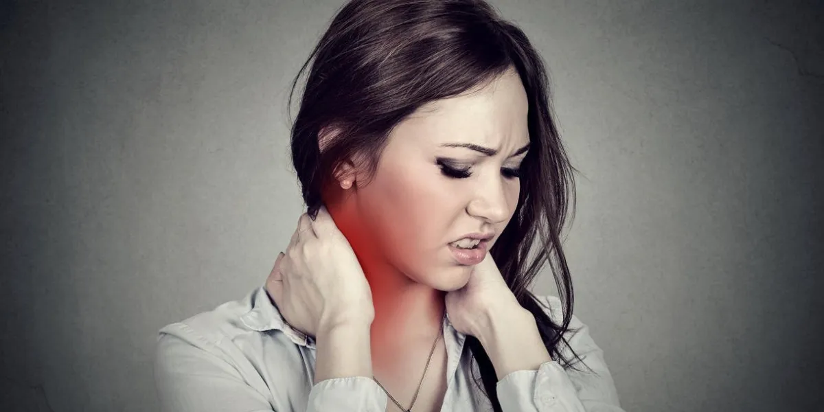 dos, et, colonne vertébrale, maladie fatiguée, femme, masser, elle, douloureux, cou, coloré, dans, rouges, isolé, sur, fond gris, figure humaine, expression, fatigue chronique, maladie