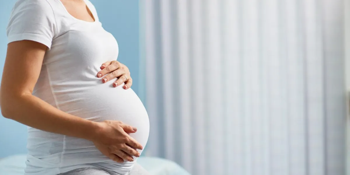 femme enceinte assise dans un centre de procréation