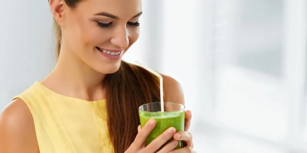 aliments sains et manger heureux jeune femme buvant vert smoothie de légumes detox mode de vie sain, régime végétarien et repas boisson jus de soins de santé et concept de beauté