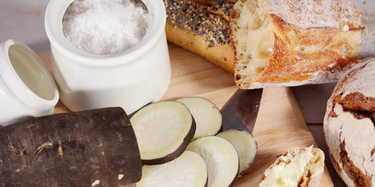 radis noir avec du sel et du pain sur la table en bois