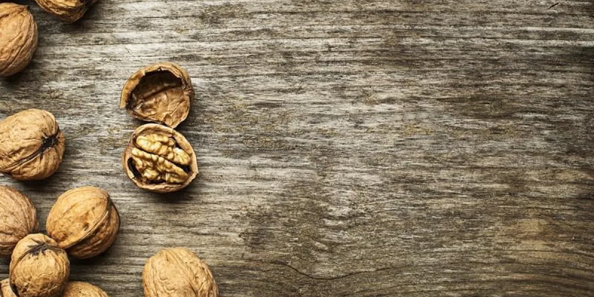 noix entières sur un fond en bois