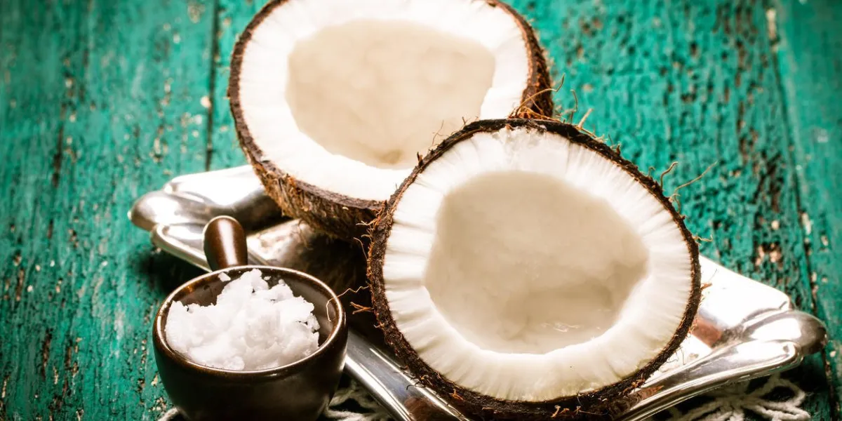 noix de coco sur la table en bois concept d'aliments sains biologiques concept de beauté et spa