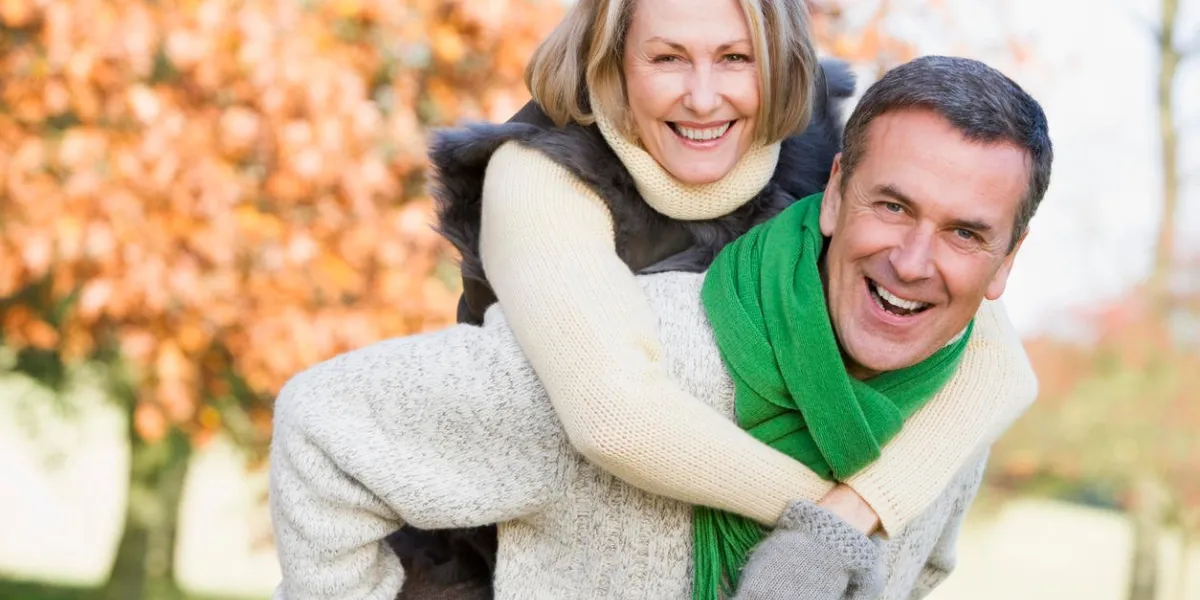 homme aîné, donner, femme, ferroutage, monter, automne, bois, sourire, appareil-photo