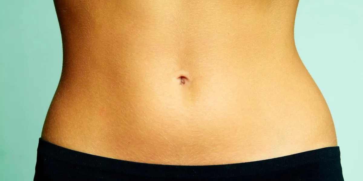 les doigts de la femme touchant ses parties du corps