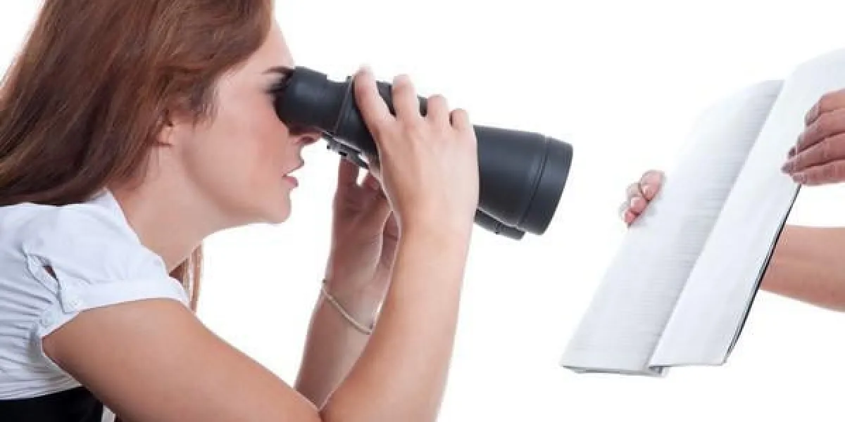 femme avec déficience visuelle lit avec des jumelles