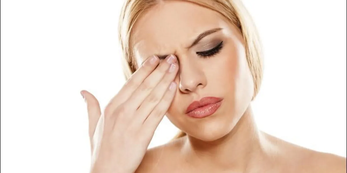 belle jeune femme a mal aux yeux