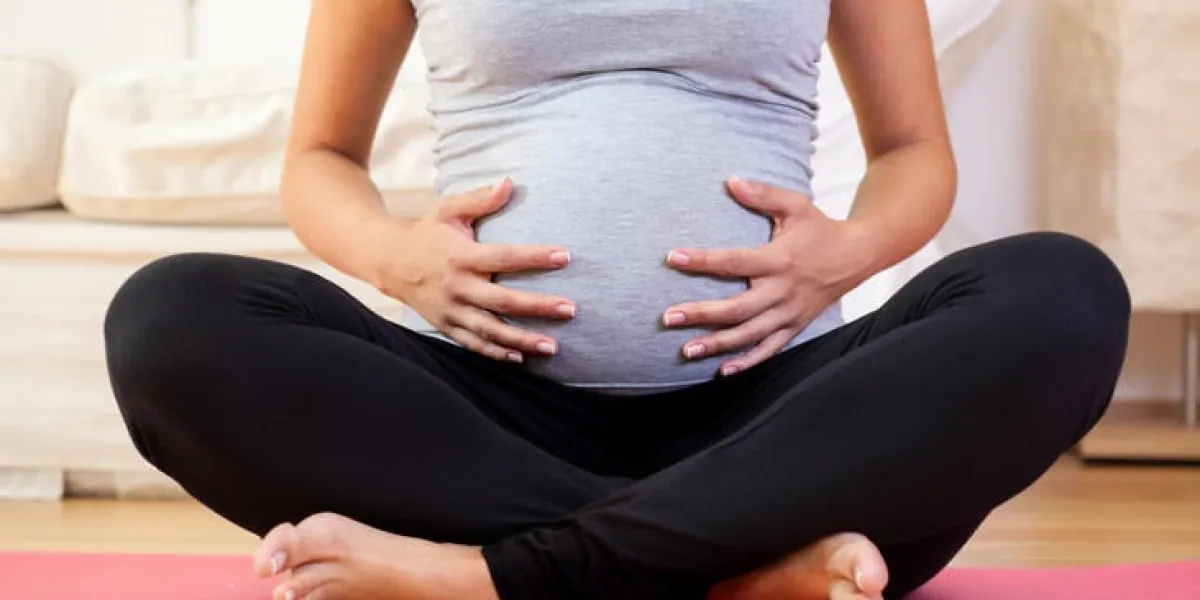 gros plan, de, femme enceinte, séance, jambes croisées, sur, exerciseur