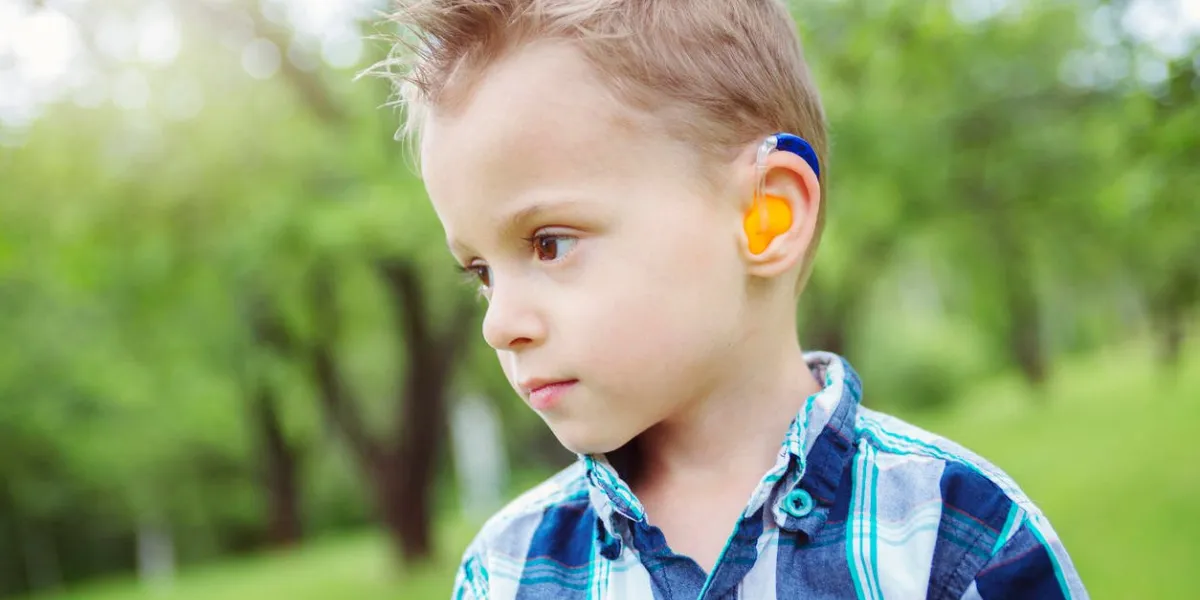 un portrait de mignon petit garçon en plein air sur la nature
