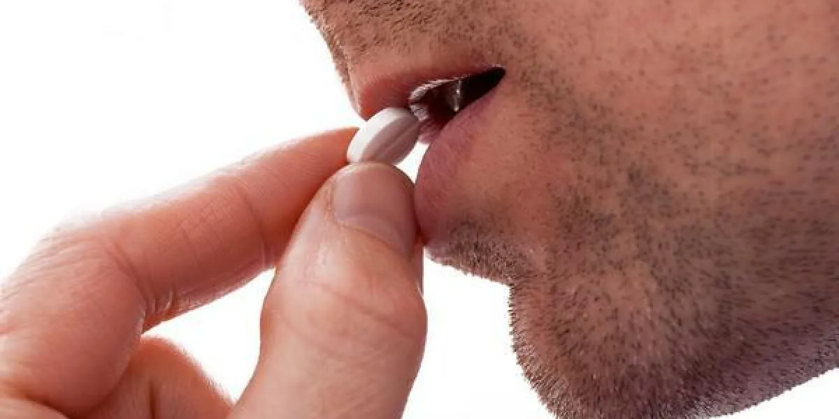 l'homme va prendre une pilule