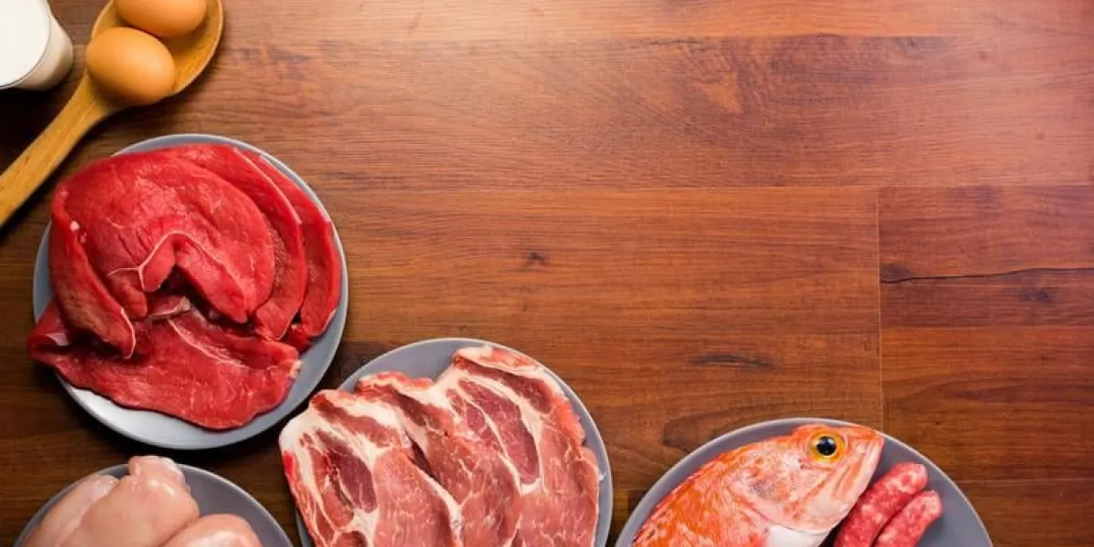 différents types de protéines non cuites saines sur une table en bois