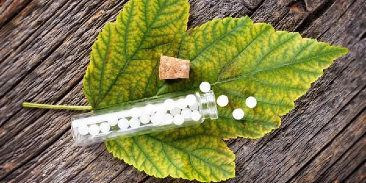 globules de sucre homéopathique de lactose sur la feuille avec la bouteille en verre