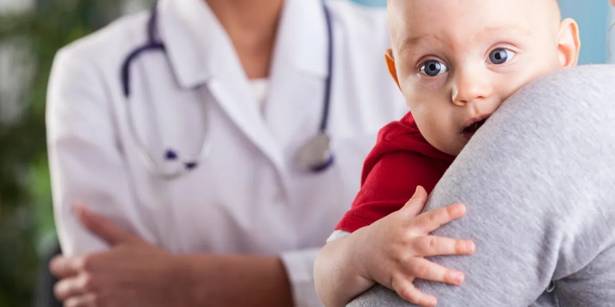 gros plan, de, a, petit garçon, dans, les, bras, de, mère, à, docteur's, bureau