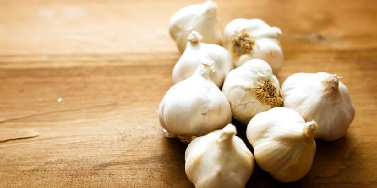 bulbes d'ail frais sur bois