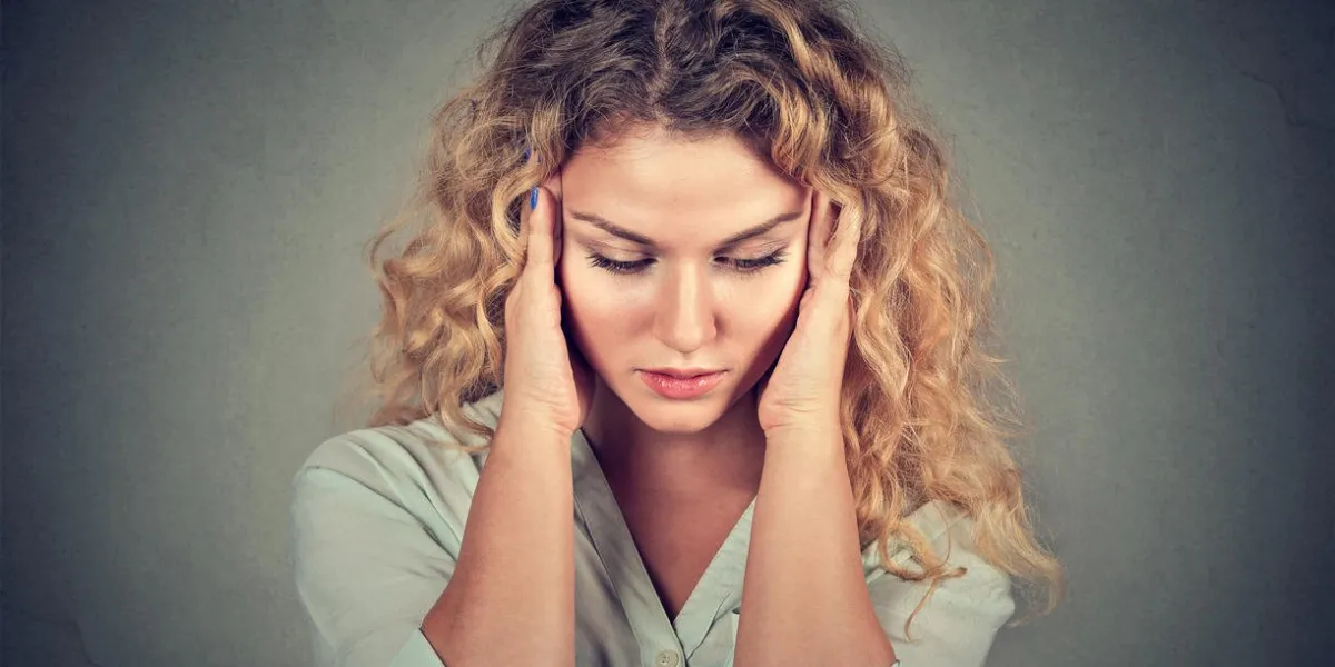 closeup portrait triste jeune belle femme avec l'expression du visage stressé inquiet regardant vers le bas