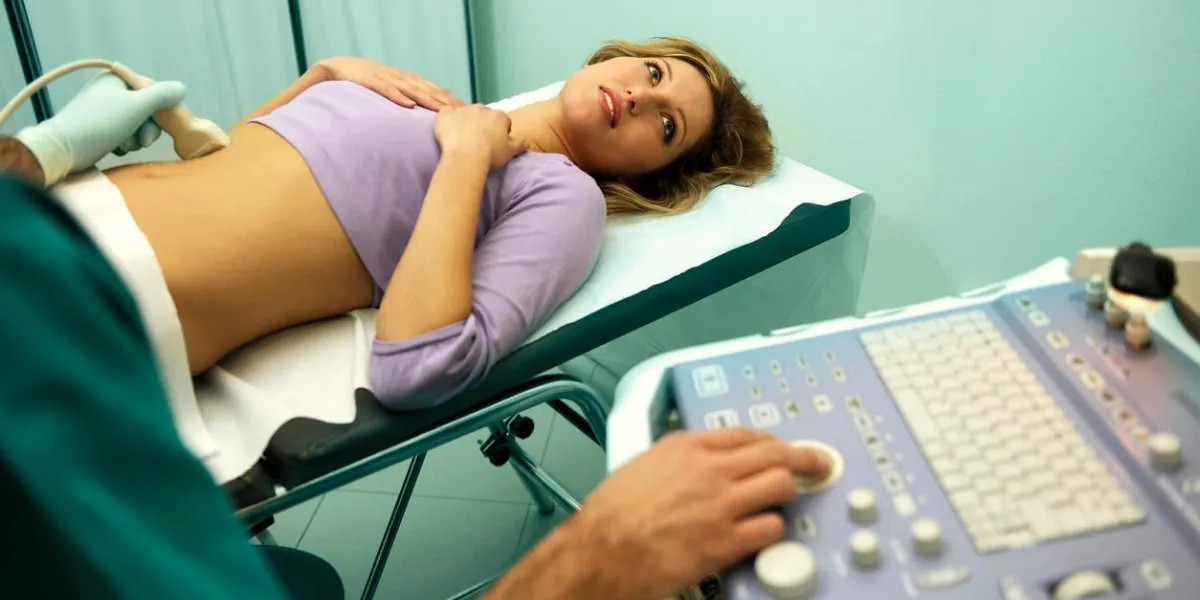 médecin à l'aide de la machine à ultrasons