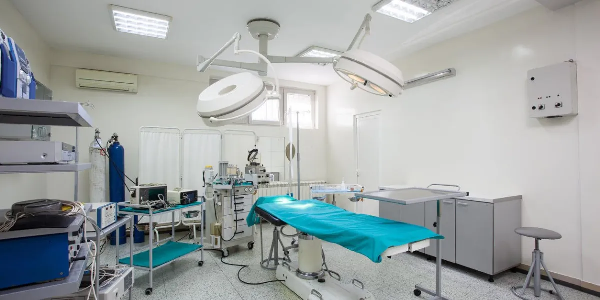 salle d'opération vide prêt pour le travail