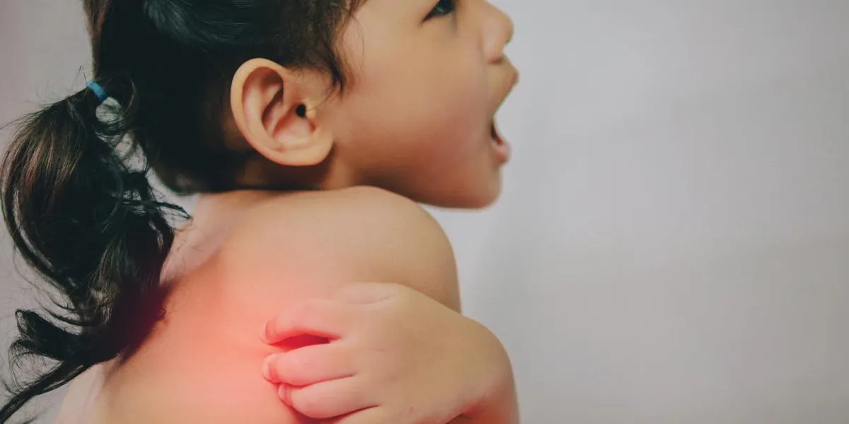 problème de santé asiatique jeune fille gratter sa démangeaison retour