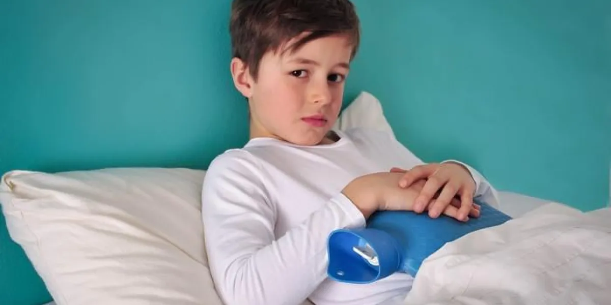 enfant avec une bouteille de wrm