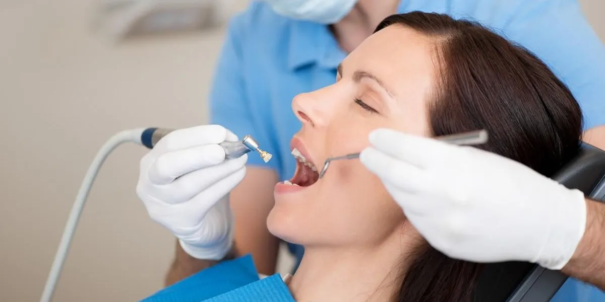 zahnarzt behandelt eine patientin