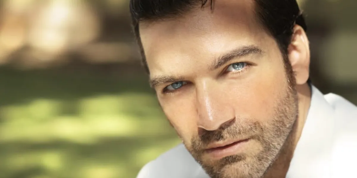 gros plan portrait d'un beau mec