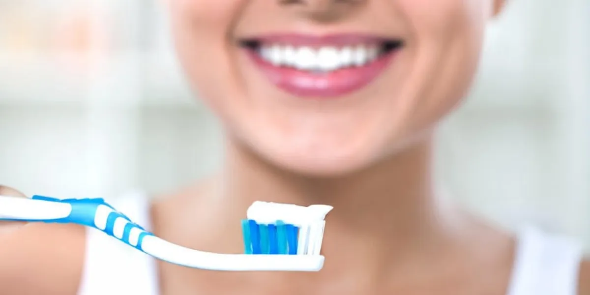 jeune fille dans les soins du corps de salle de bain