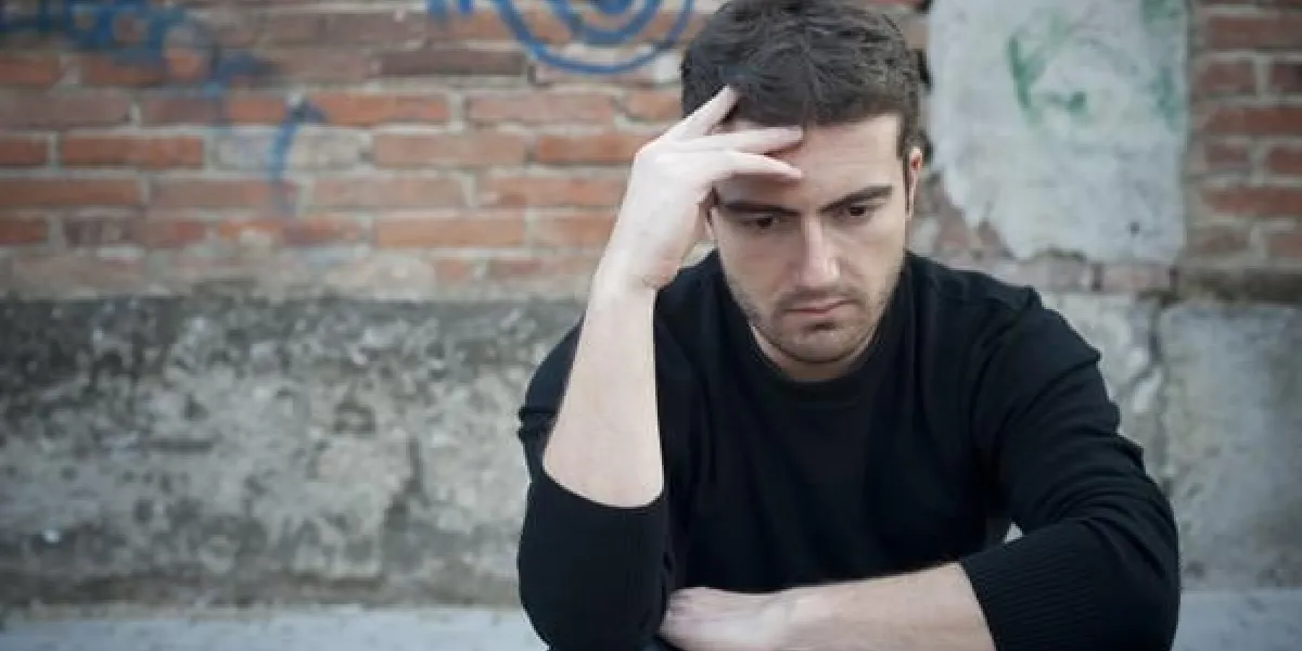 portrait d'un homme triste dans une rue urbaine