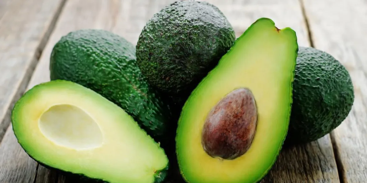 avocat sur un fond de bois foncé teintant mise au point sélective