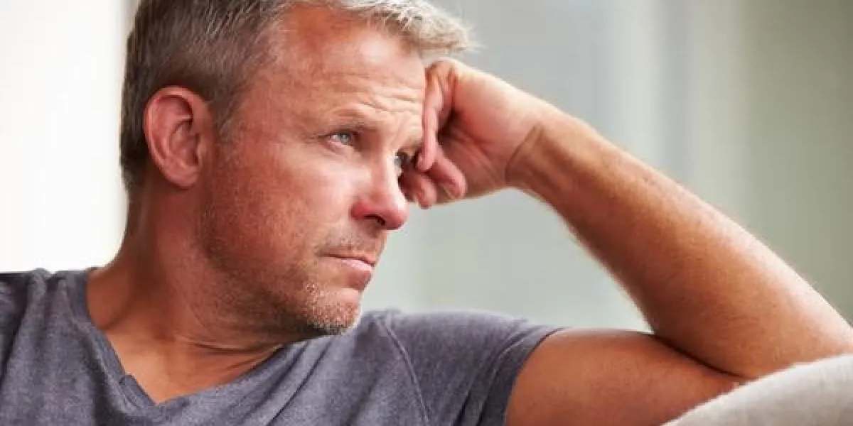 homme d'âge mûr souffrant de dépression à la maison