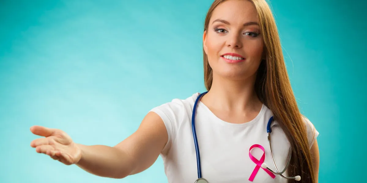 concept de sensibilisation de soins de santé, de médecine et de cancer du sein médecin avec ruban rose formé sida symbole, invitant faire geste de bienvenue main sur bleu