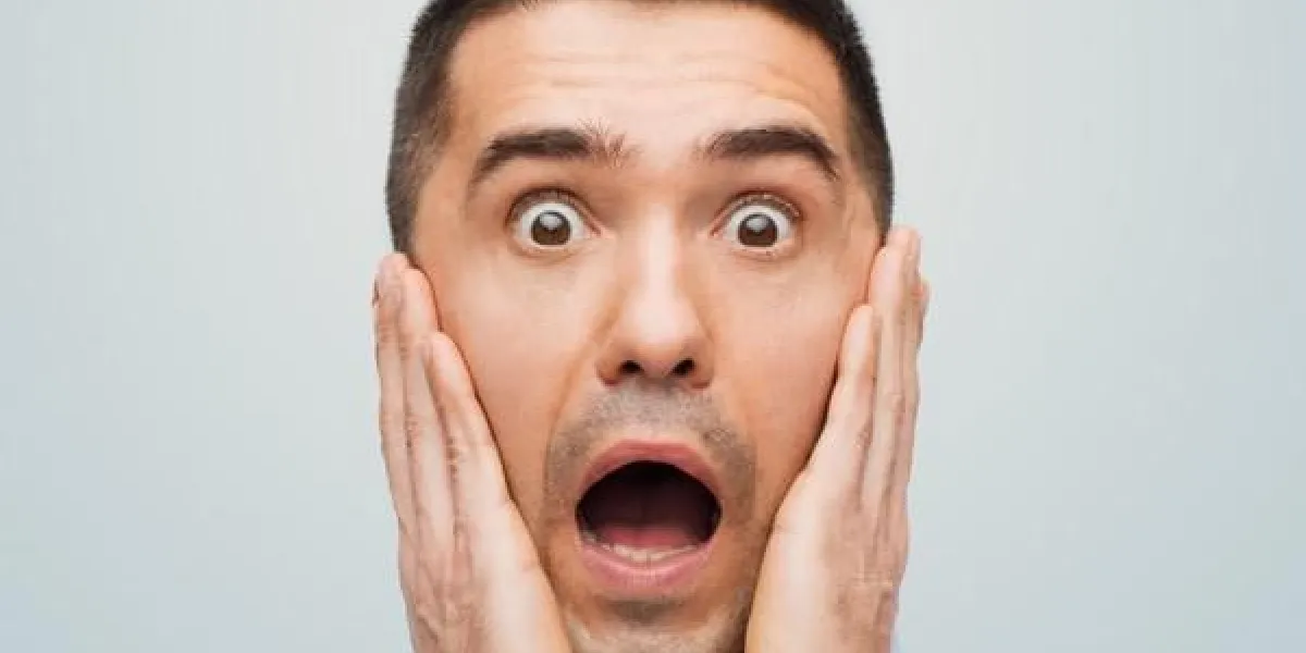 concept de peur, d'émotions, d'horreur et de personnes - homme effrayé crier et toucher son visage sur fond gris