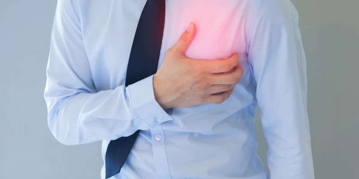 homme ayant des douleurs thoraciques de crise cardiaque en arrière-plan isolé