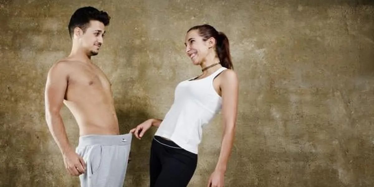 posant en couple dans le mur de fond blague sur le pénis et d'autres questions sexuelles